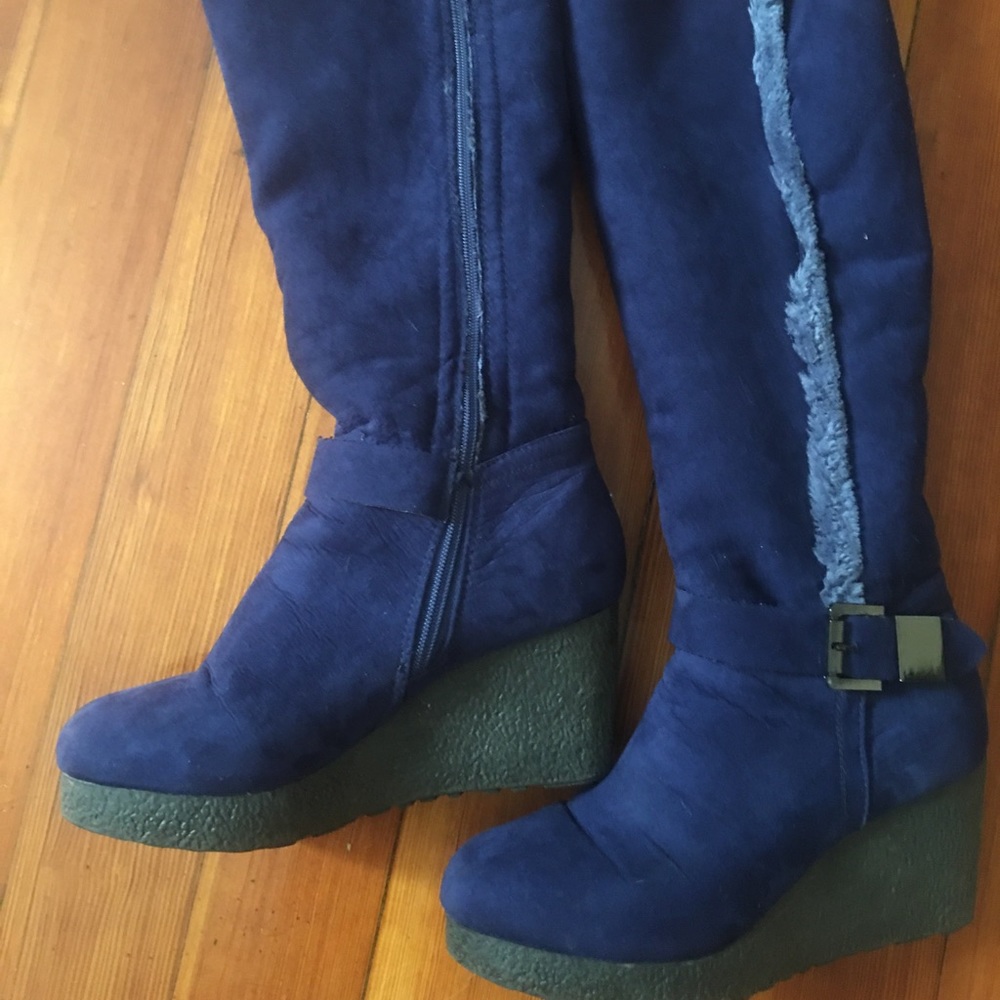 Blue boots with faux fur